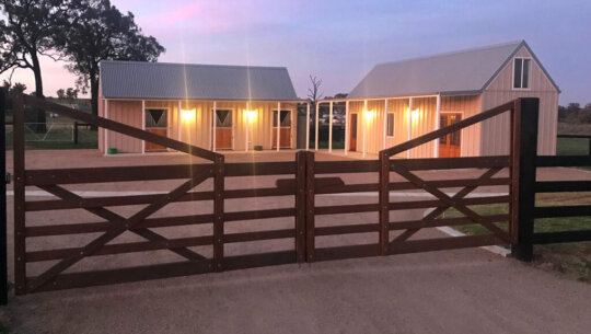 The double Cedarspan dream – Idyllic accommodation and horse stables