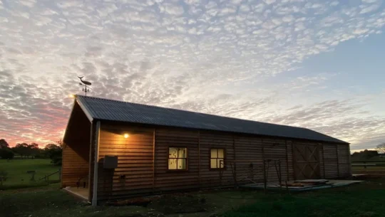 A workshop and garage barn built to belong